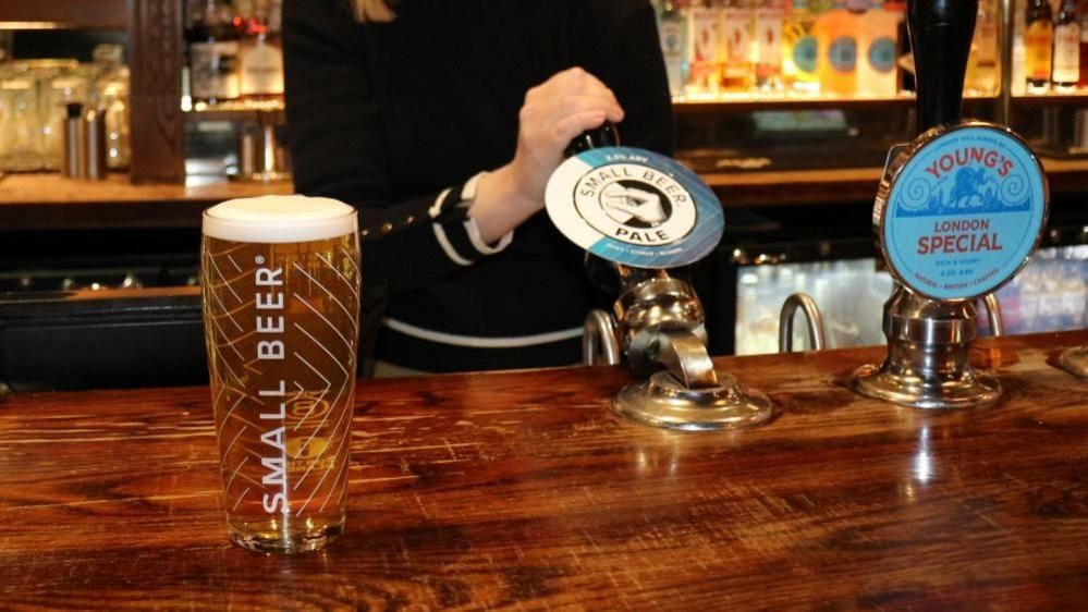 Britské pivo: Proč je teplé, bez pěny a v pintách?