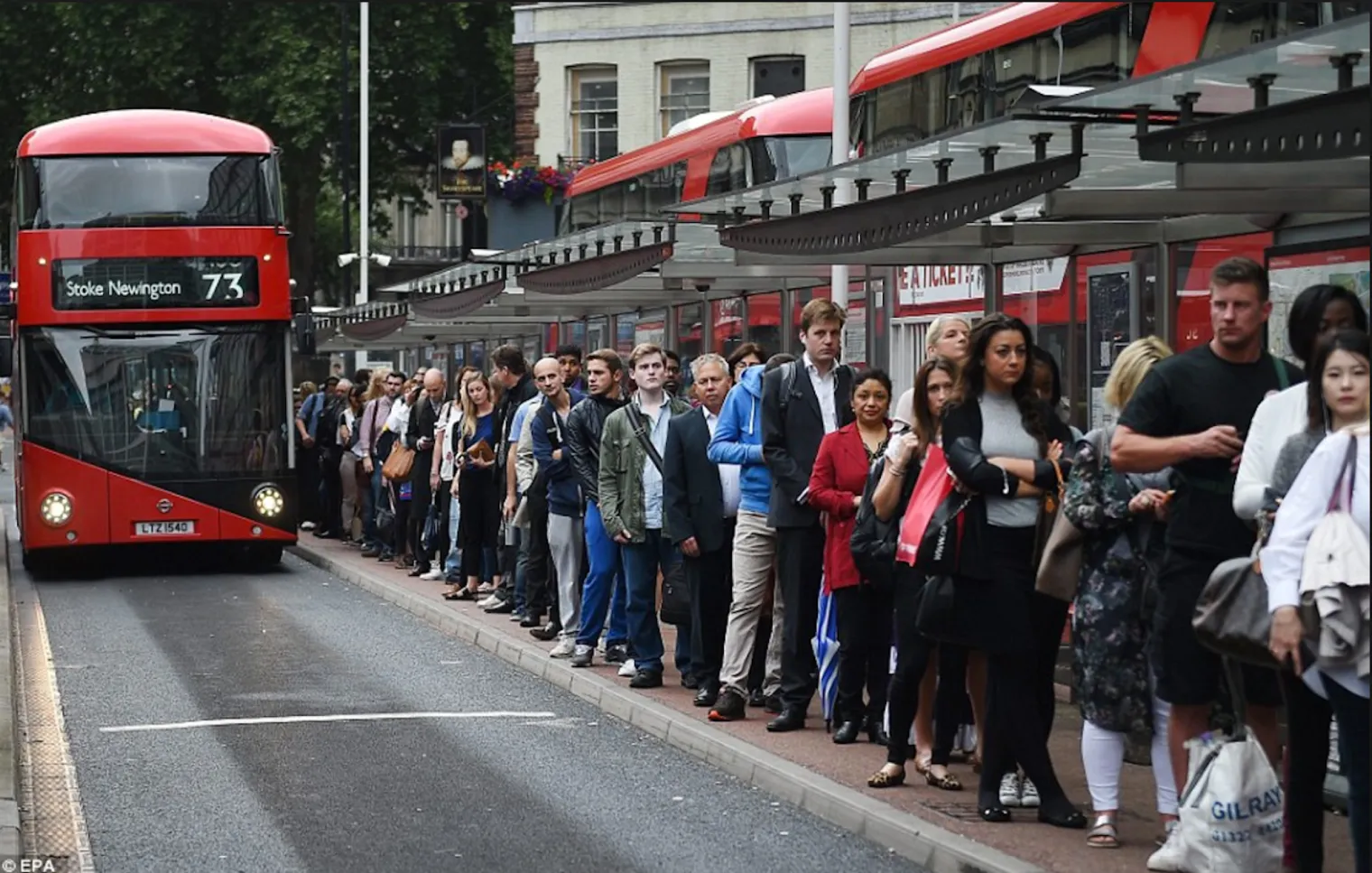 Fronty (Queueing): Britská superschopnost a hrdelní zločin