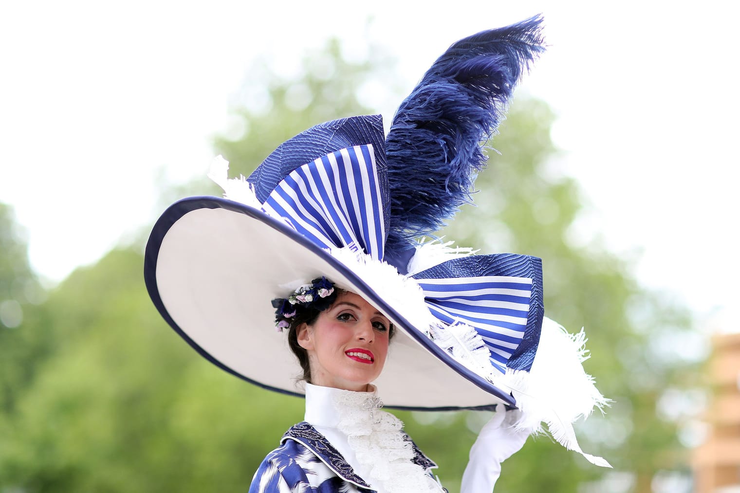 Royal Ascot a britská posedlost klobouky: Dostihy, kde koně nikoho nezajímají a šlechta nosí na hlavě satelity