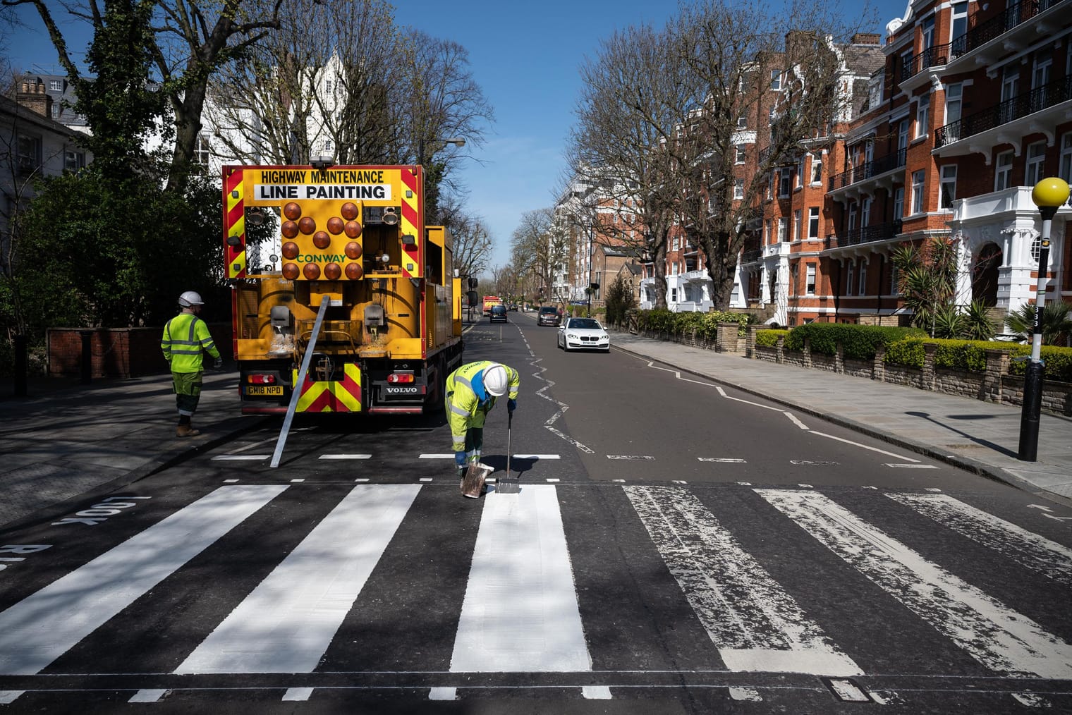 Abbey Road: Proč miliony lidí jezdí do Londýna blokovat dopravu na jednom přechodu