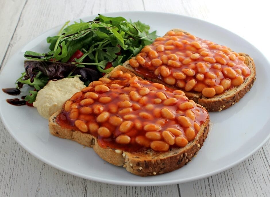 Toast s fazolemi (Beans on Toast): Gastronomický vrchol britské lenosti, který si hraje na národní klenot