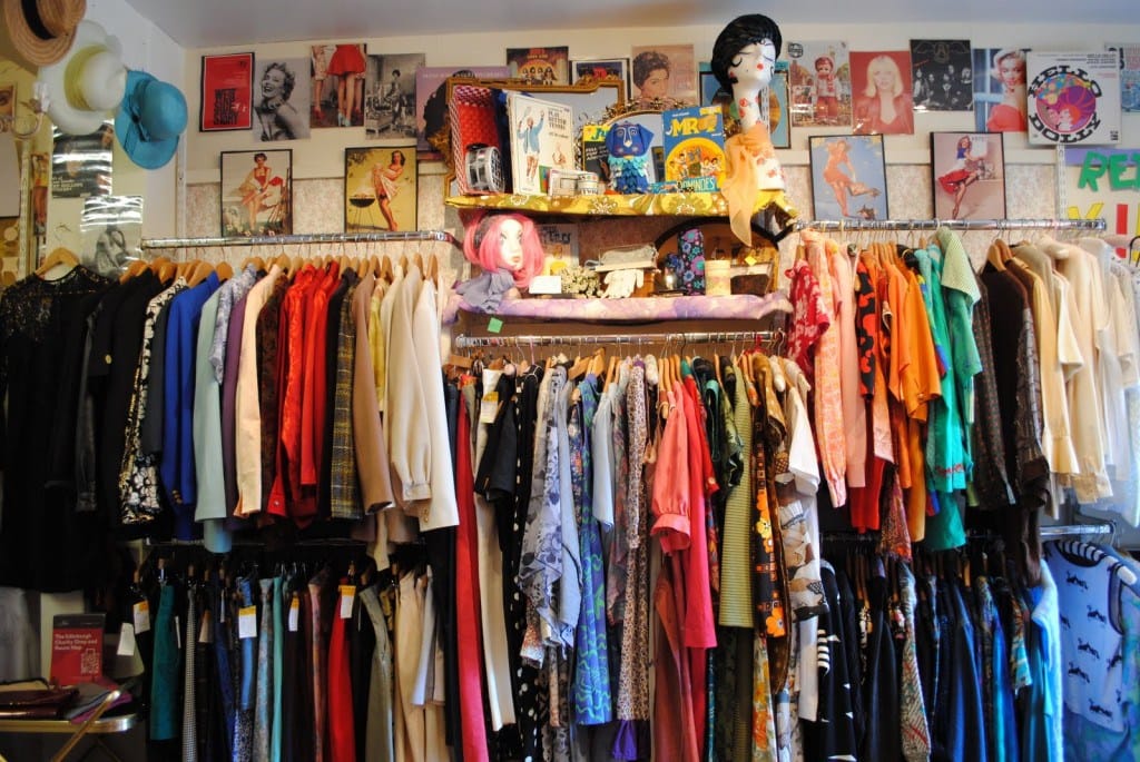 Charity Shops: Britský luxus z druhé ruky, kde se mezi harampádím skrývají poklady po šlechticích