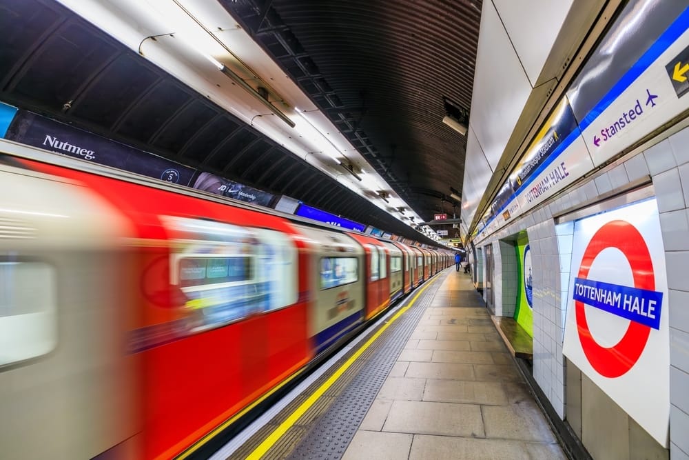 Londýnské metro: Proč lidé dobrovolně lezou do „Roury“ a proč je tam oční kontakt hrdelním zločinem