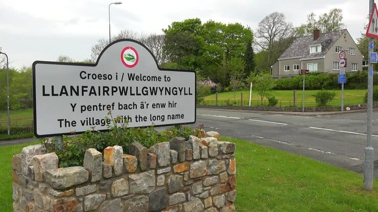 Llanfairpwllgwyngyll...: Vesnice s nejdelším názvem ve Walesu (zkus to vyslovit!)