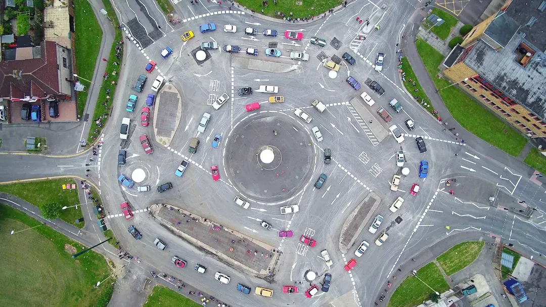 Magic Roundabout ve Swindonu: Asfaltový pentagram, kde navigace páchají harakiri a řidiči pláčou