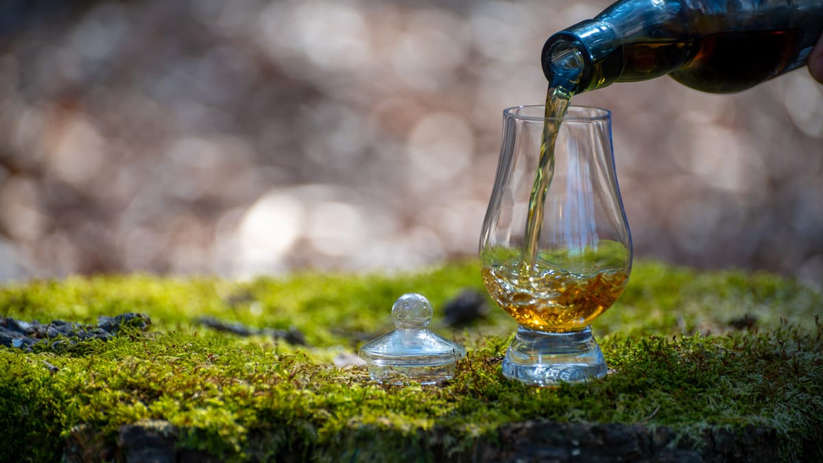 SPECIÁL: Skotská whisky jako národní náboženství a proč cizincům chutná po spálených rašelinových briketách