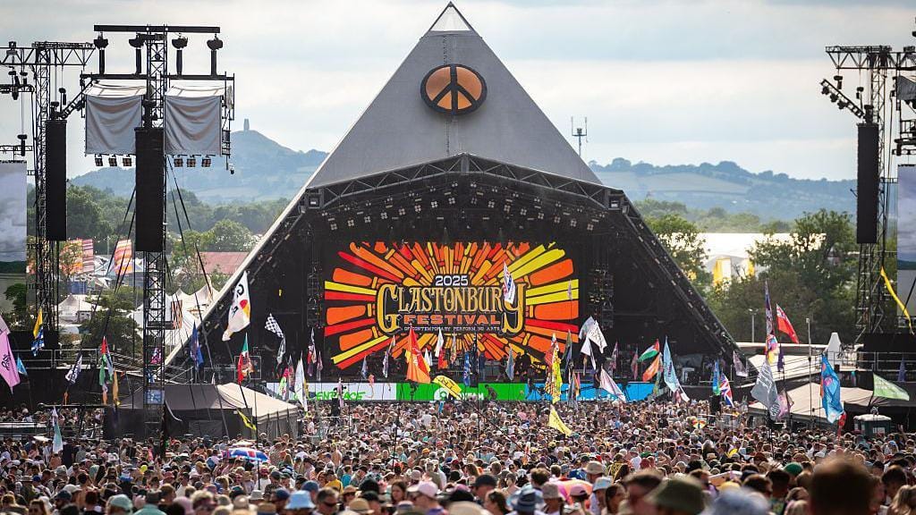 Glastonbury Festival: Bahno, holínky a předražená hudba aneb Jak si užít Glastonbury jako elitářský trosečník